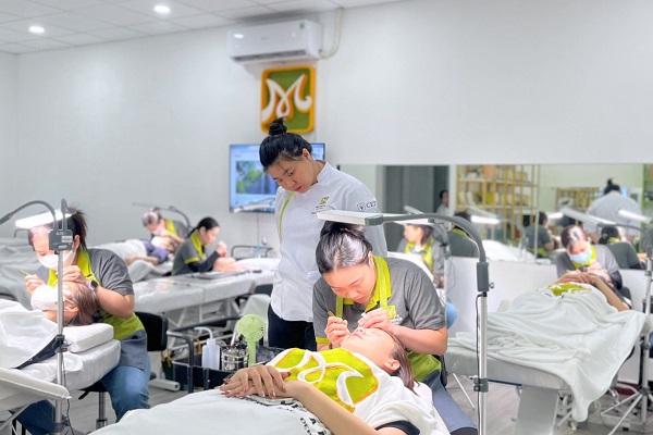 học nối mi cuối năm