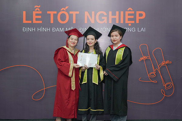 Học viên chụp ảnh lưu niệm cùng giảng viên