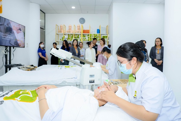 học viên thực hành chăm sóc da mặt