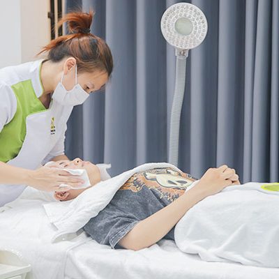 học viên thực hành kỹ thuật tại lớp