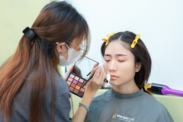 trang điểm cá nhân bạn học
