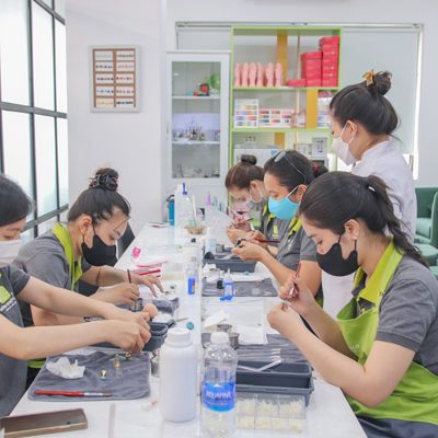 Các học viên thực hành làm nail suốt buổi học