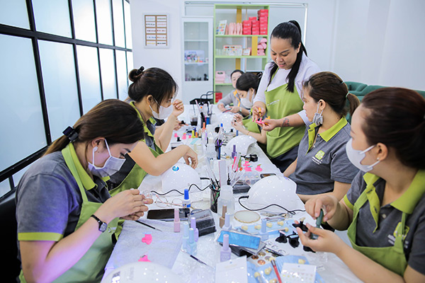 giảng viên hướng dẫn đắp bột