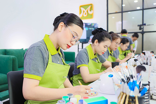 học viên thực hành chọn mẫu nail