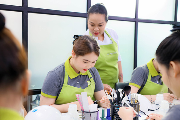 học viên thực hành làm nail box