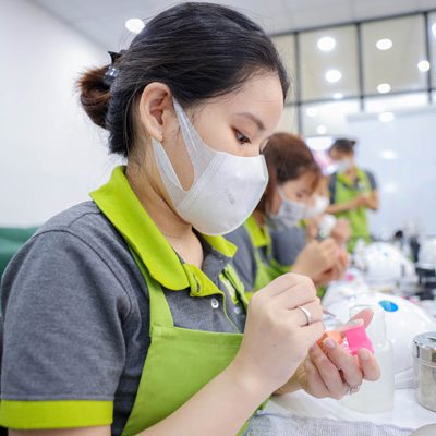 Học viên thực hành tạo mẫu nail