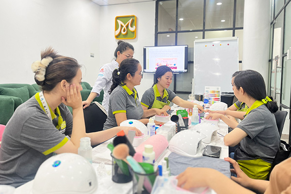 lớp thực hành sơn móng gel