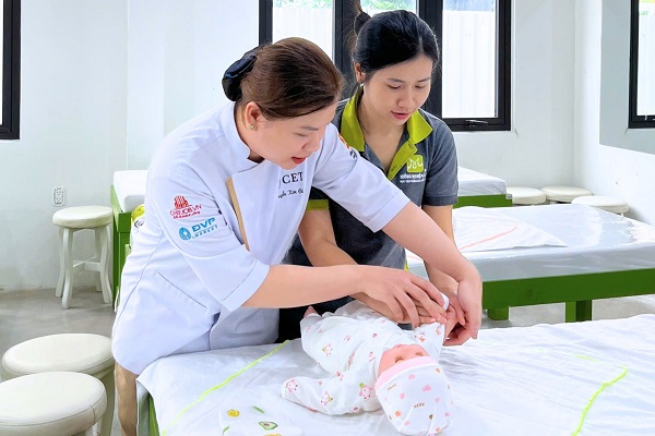 giảng viên hướng dẫn chăm sóc bé