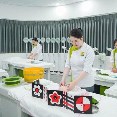 thực hành massage tại lớp