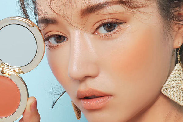 Phấn má giúp cân bằng lớp make up