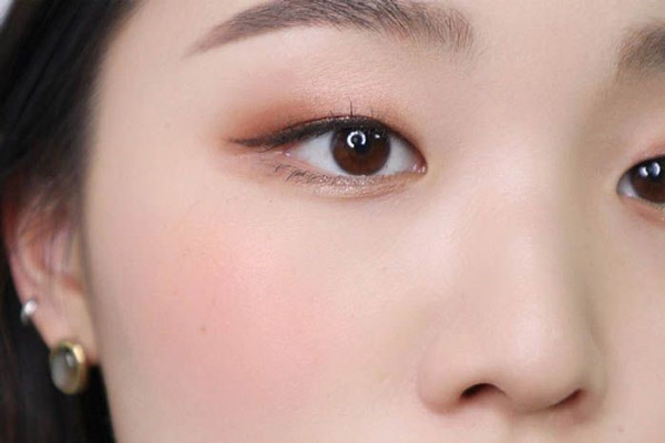 Cách Kẻ Eyeliner Cho Mắt Mí Lót