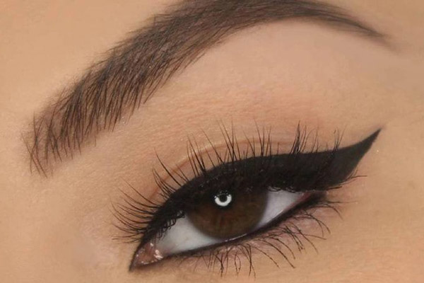 Cách Kẻ Eyeliner Kiểu Mắt Mèo