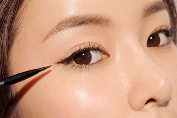 Kẻ eyeliner là bước make up giúp đôi mắt thêm nổi bật