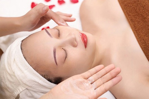 không massage trực tiếp lên mặt