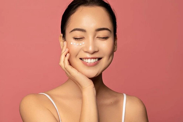 các bước trang điểm cơ bản có kem chống nắng