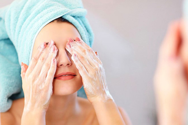 làm sạch da trước khi trang điểm