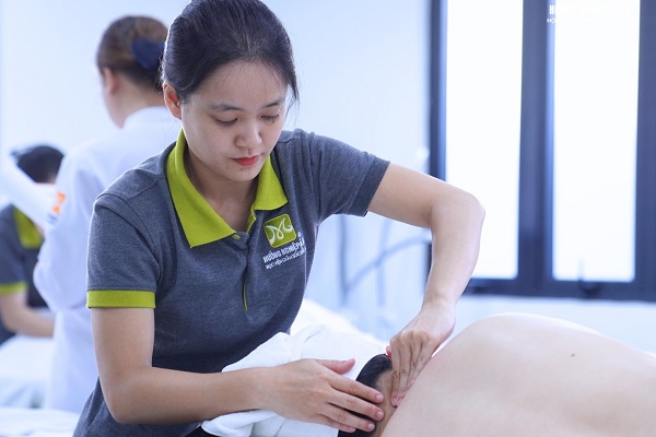 thực hành massage bấm huyệt
