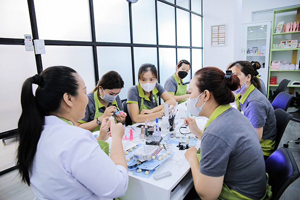 giảng viên hướng dẫn sử dụng gel