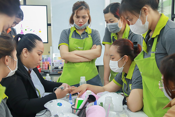 giảng viên hướng dẫn vẽ móng