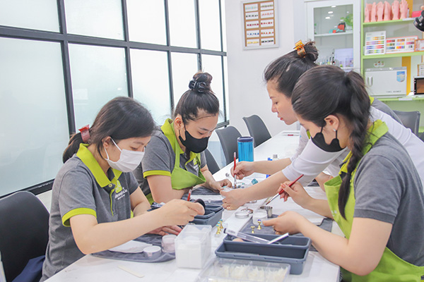 học viên thực hành lấy bột