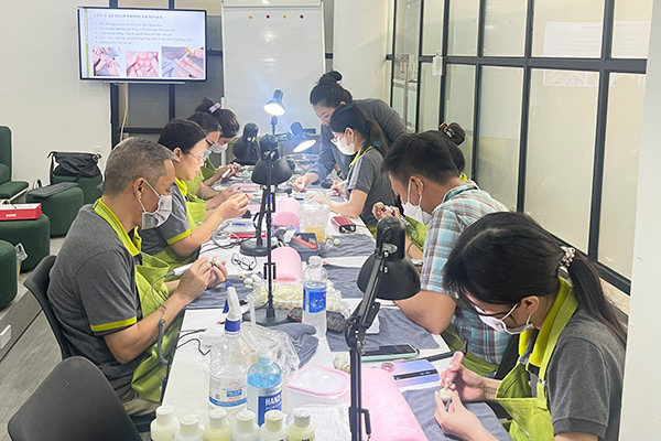 lớp vẽ nail lên trứng cút