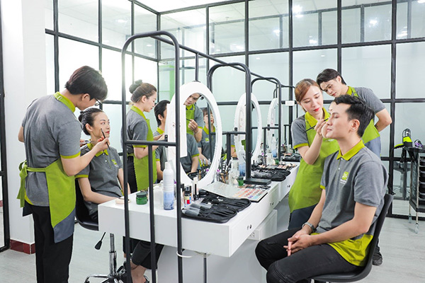 học nghề trang điểm makeup artist