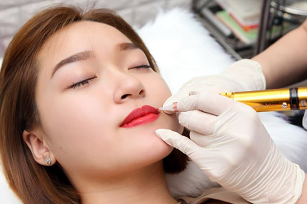 môi bong rồi có ăn được thịt gà không