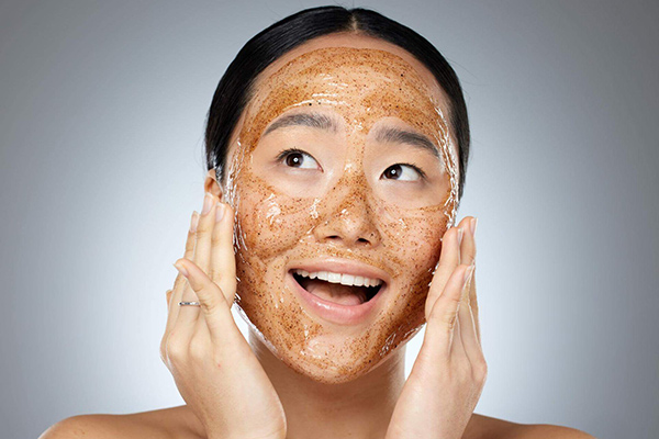 nên tẩy da chết trước hay rửa mặt trước