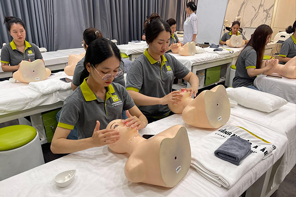 nghề chăm sóc mẹ và bé
