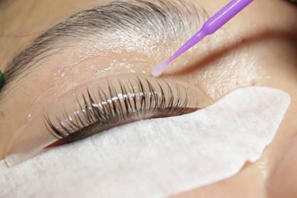 kỹ thuật uốn mi collagen