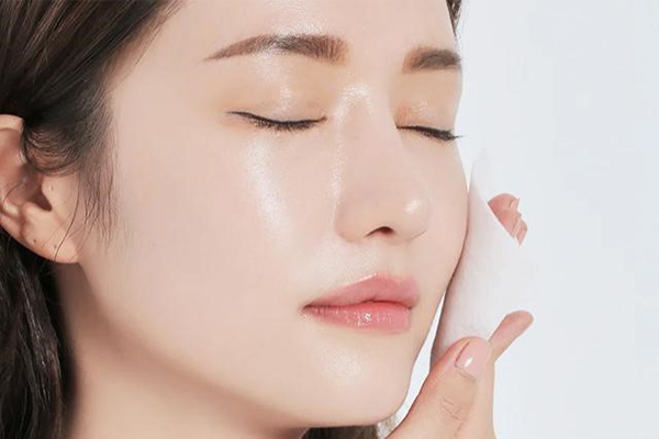 massage mặt bằng đá lạnh