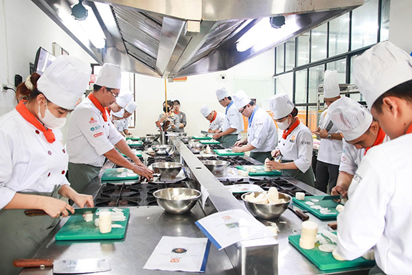 nam 27 tuổi học nghề đầu bếp pha chế