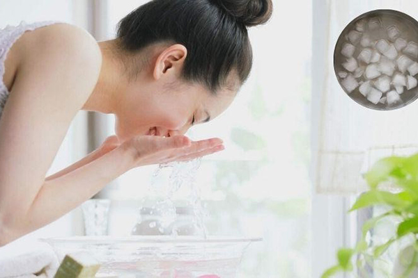 rửa mặt bằng nước đá