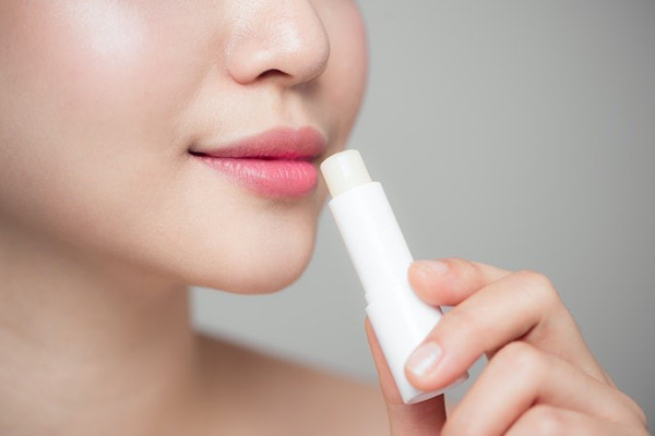 cách giữ môi sạch trong thời gian kiêng nước