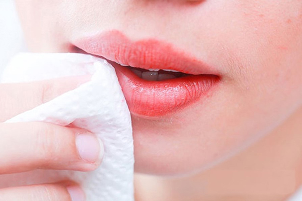 cách vệ sinh môi sau khi xăm