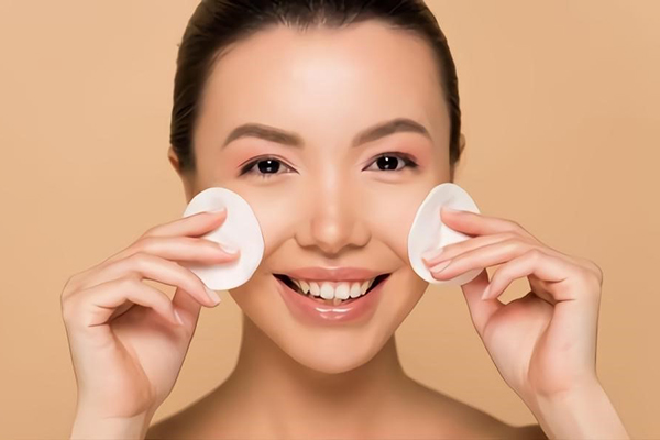 không trang điểm có cần tẩy trang không