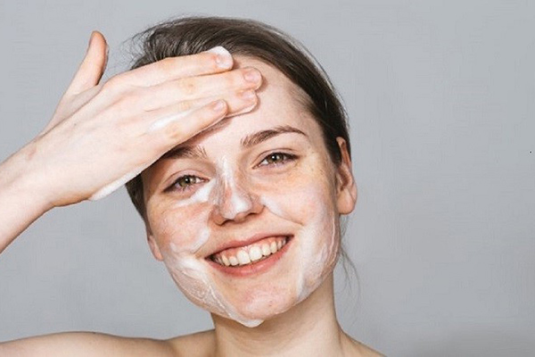 sau khi tẩy trang nên dùng sửa rửa mặt