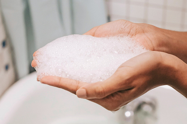 sử dụng mỹ phẩm chứa chất tạo bọt mạnh