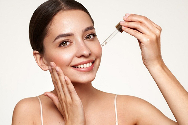 sử dụng serum đặc trị làm đều màu