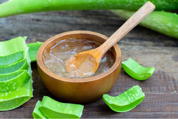 tẩy trang bằng gel nha đam tươi