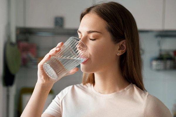 uống đủ nước để cân bằng độ ẩm cho da