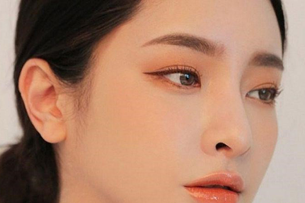 ai nên sử dụng son tint