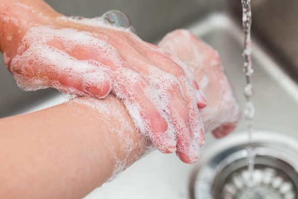 lưu ý khi bôi thuốc sau khi phun môi