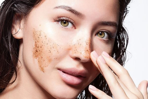 nên chọn tẩy da chết vật lý hay hóa học