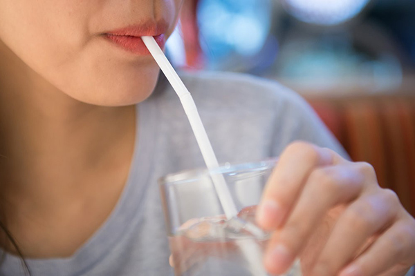 phun môi xong nên ăn gì