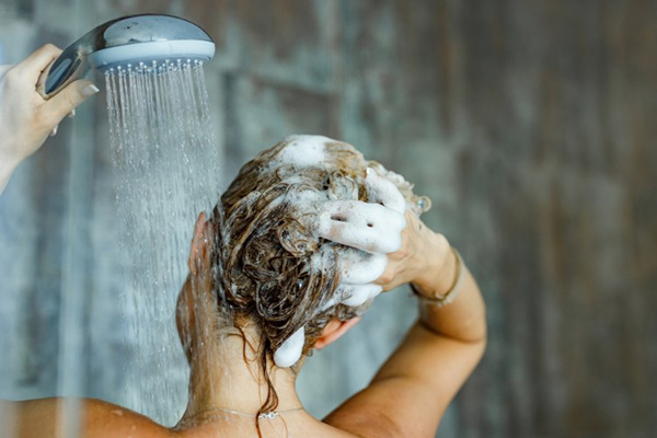 có nên gội đầu vào sáng sớm không