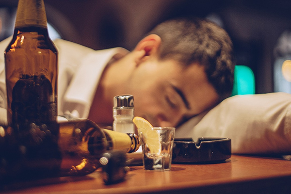 không nên gội đầu sau khi uống rượu