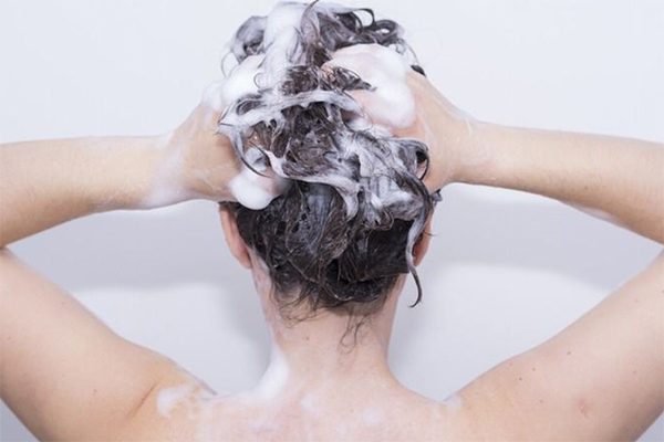 massage nhẹ nhàng da đầu