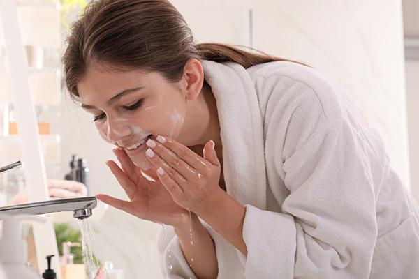 rửa mặt lại bằng sửa rửa mặt