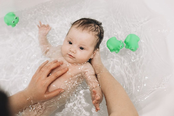 cần chuẩn bị gì trước khi tắm chanh cho trẻ sơ sinh